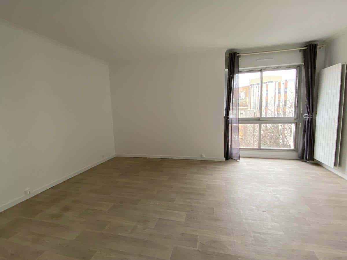 10th COLONEL FABIEN / RUE LOUIS BLANC: RENOVATED studio