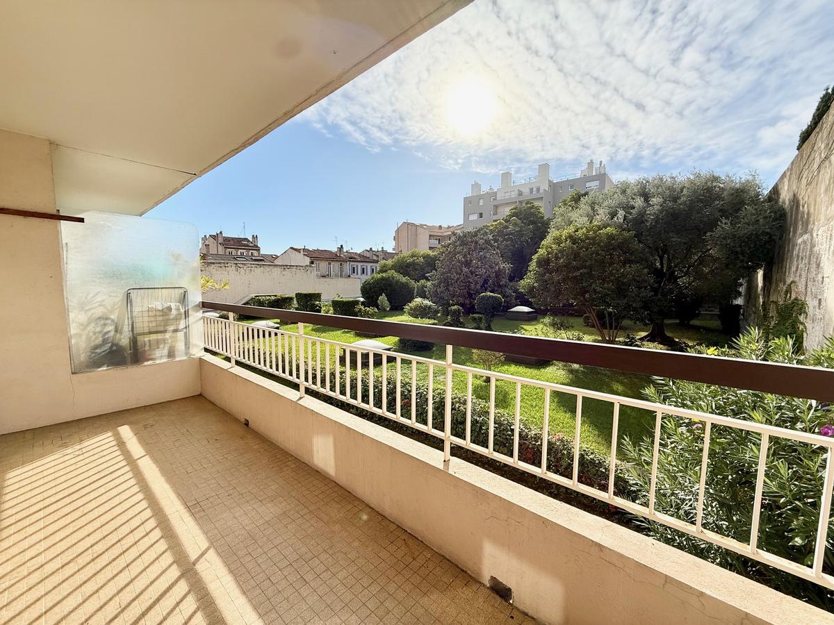 Type 1 de 38 m2 avec terrasse Marseille 5ème