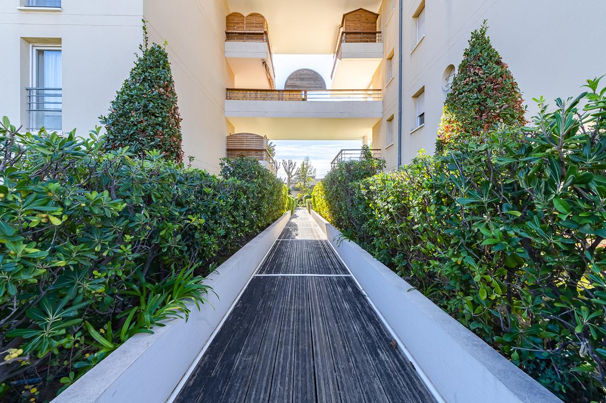 MARSEILLE 12EME SAINT BARNABE VILLAGE T3 TERRASSE PARKING EN