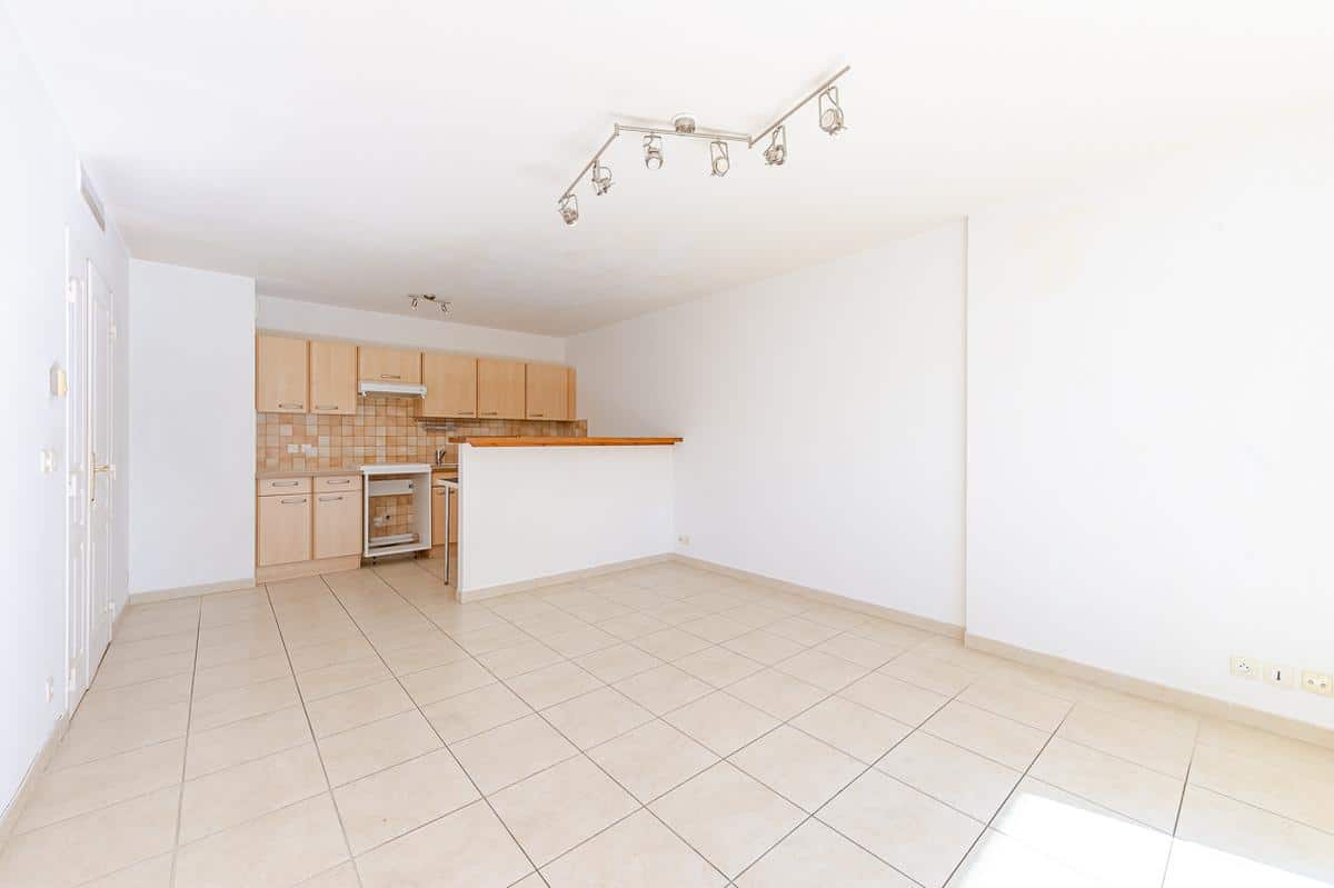 MARSEILLE 12EME SAINT BARNABE VILLAGE T3 TERRACE PARKING IN