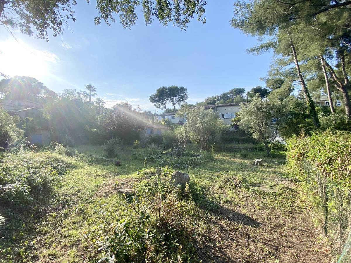 Terrain plat 547 m2 constructible La Cadière d'Az...