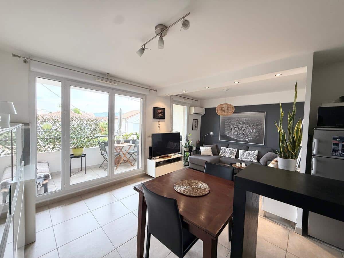 Type 2 of 48 m2 + terrace / garage Marseille 8th M...