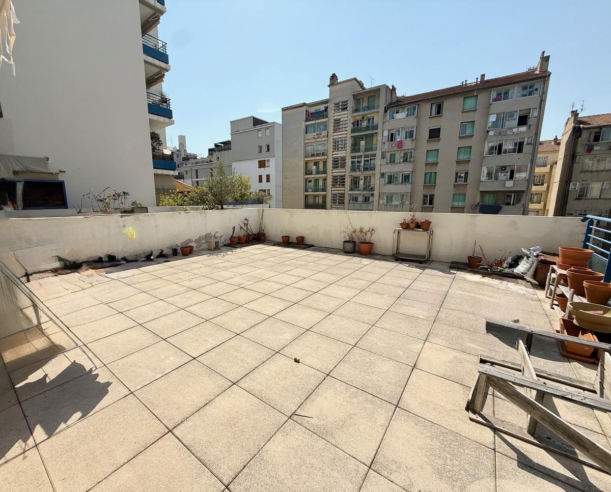 Type 2 of 50 m2 + terrace of 58 m2 Marseille 4th