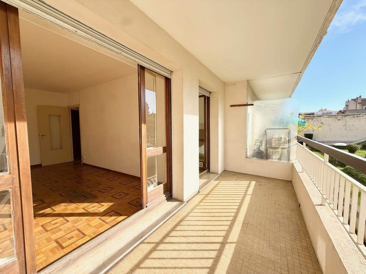 Type 1 de 38 m2 avec terrasse Marseille 5ème