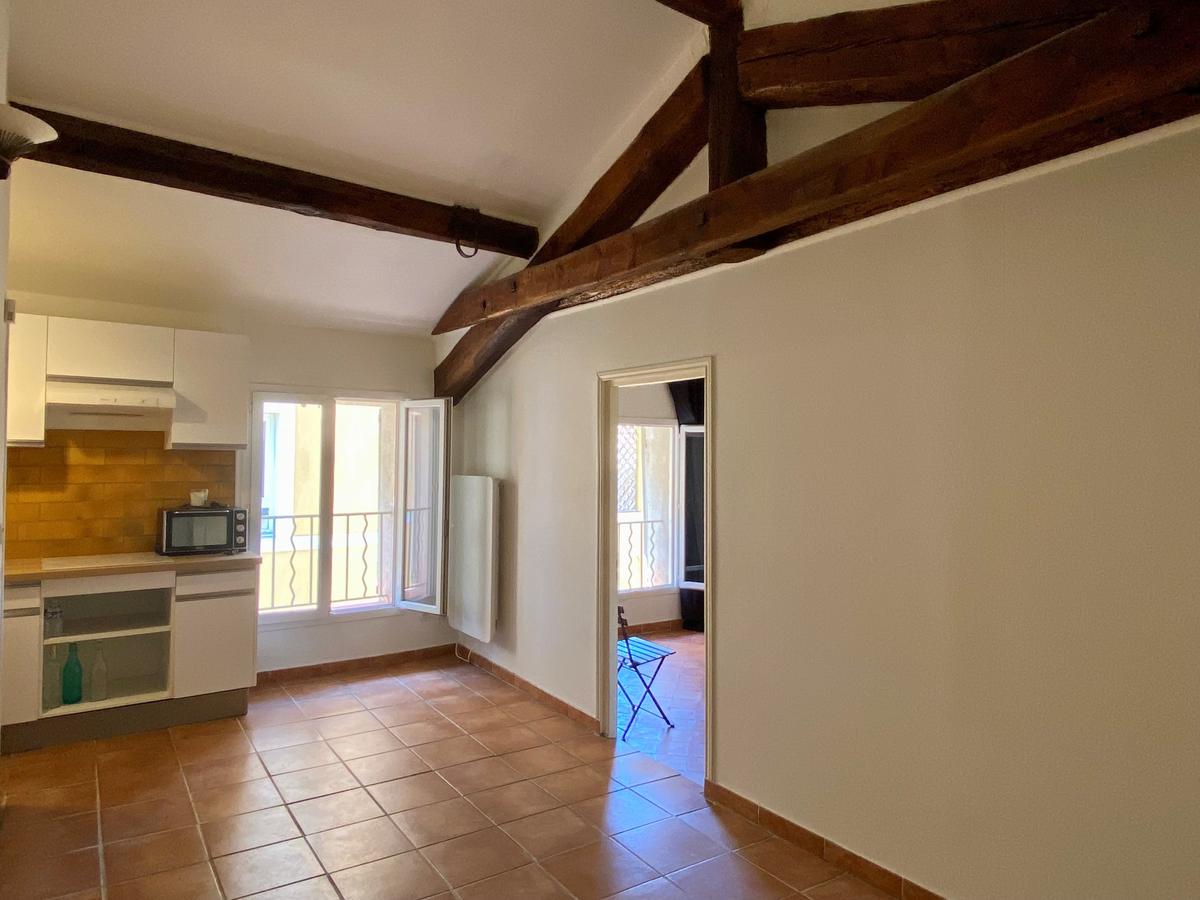 Two-room apartment in the city center on Rue...