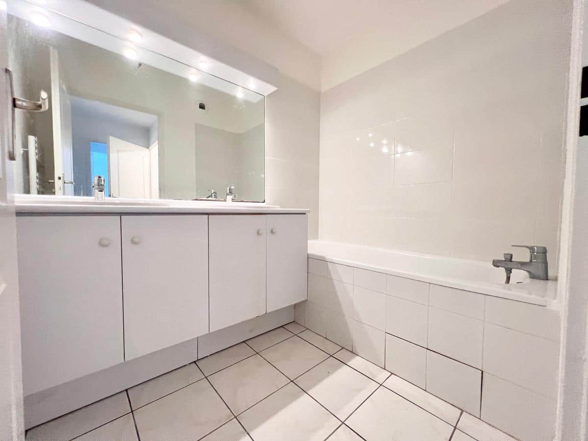 Type 3 of 61 m2 + 2 terraces of 17 m2 + garage + cellar