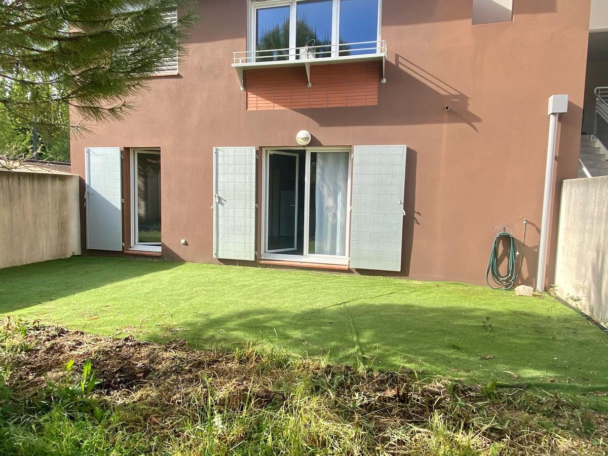 Type 2 apartment with garden and parking in...