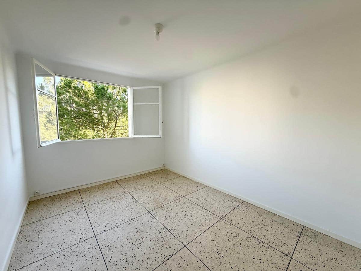 Type 3 de 70 m2 + balcon + parking + cave  Marseile 9ème