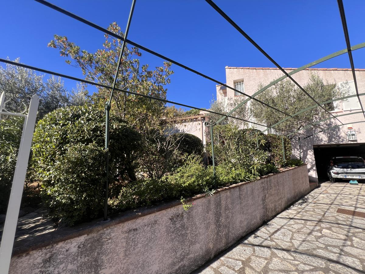 Gémenos   Villa individuelle 137 m2 + 90 m2 d’annexes   Gara