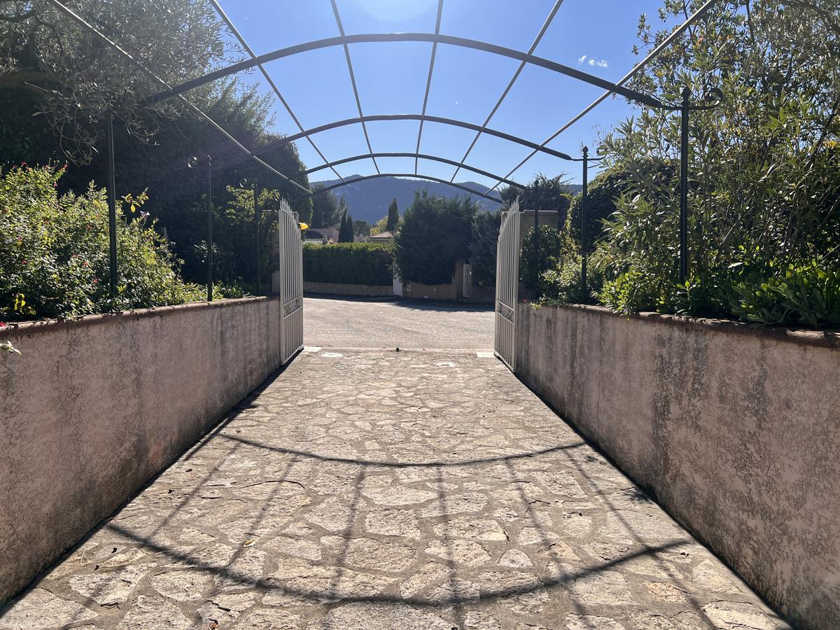 Gémenos   Villa individuelle 137 m2 + 90 m2 d’annexes   Gara