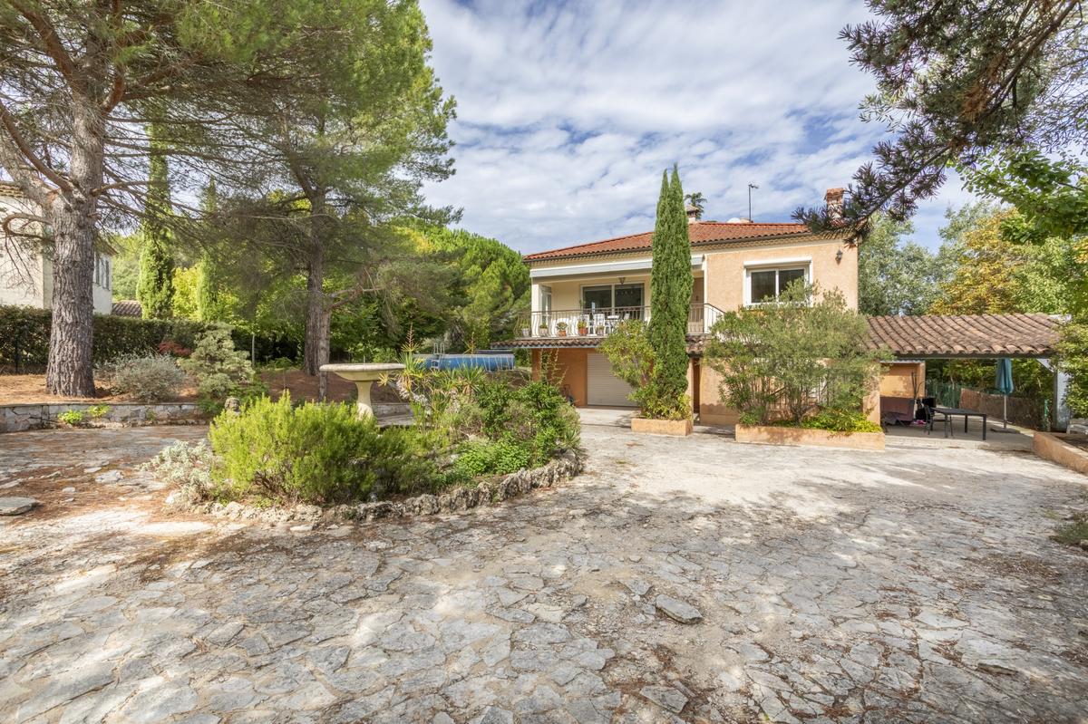Beautiful villa in a quiet environment with exceptional views