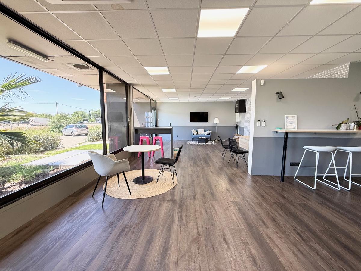 Commercial premises of 210 m2 completely renovated – Les Pennes M
