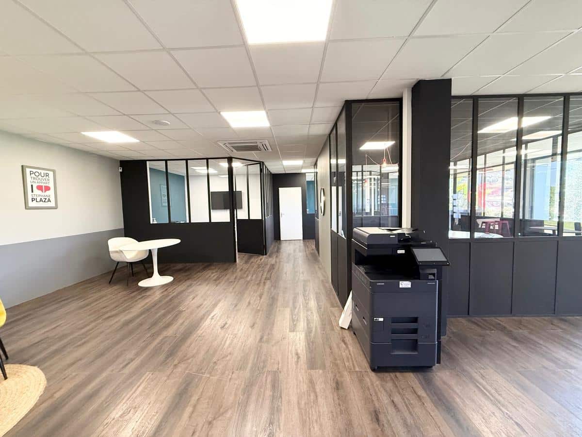 Commercial premises of 210 m2 completely renovated – Les Pennes M