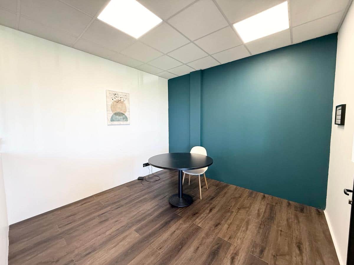 Commercial premises of 210 m2 completely renovated – Les Pennes M