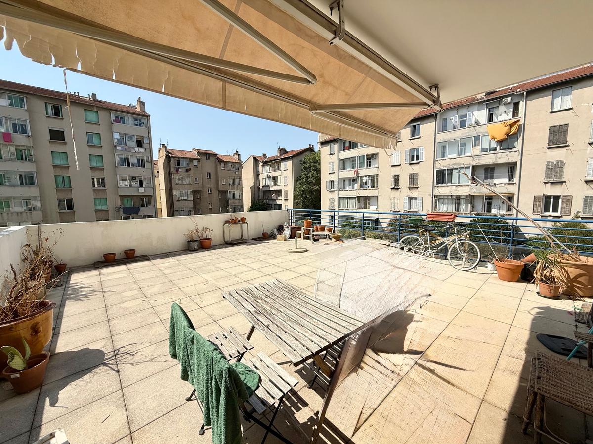 Type 2 de 50 m2 + terrasse de 58 m2 Marseille 4ème