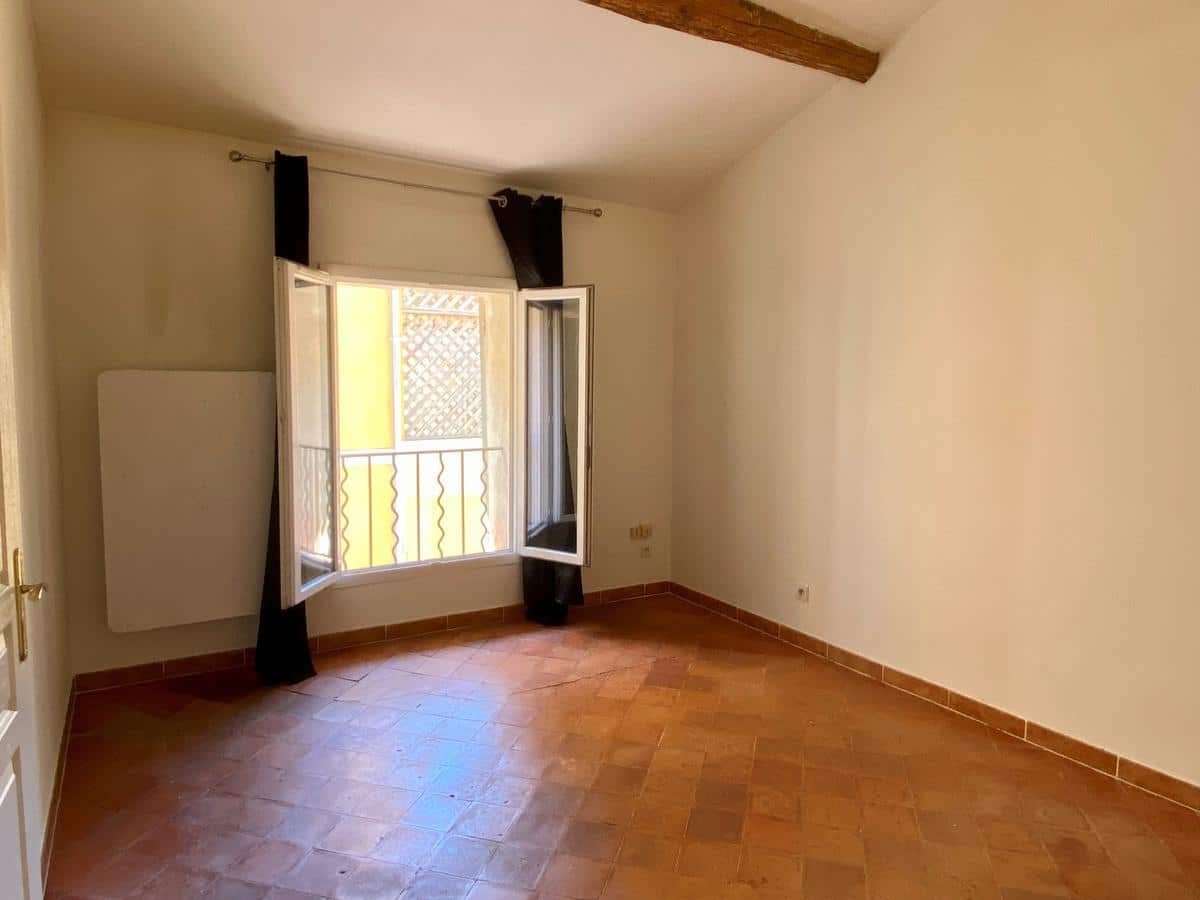 Two-room apartment in the city center on Rue Sallier + parking