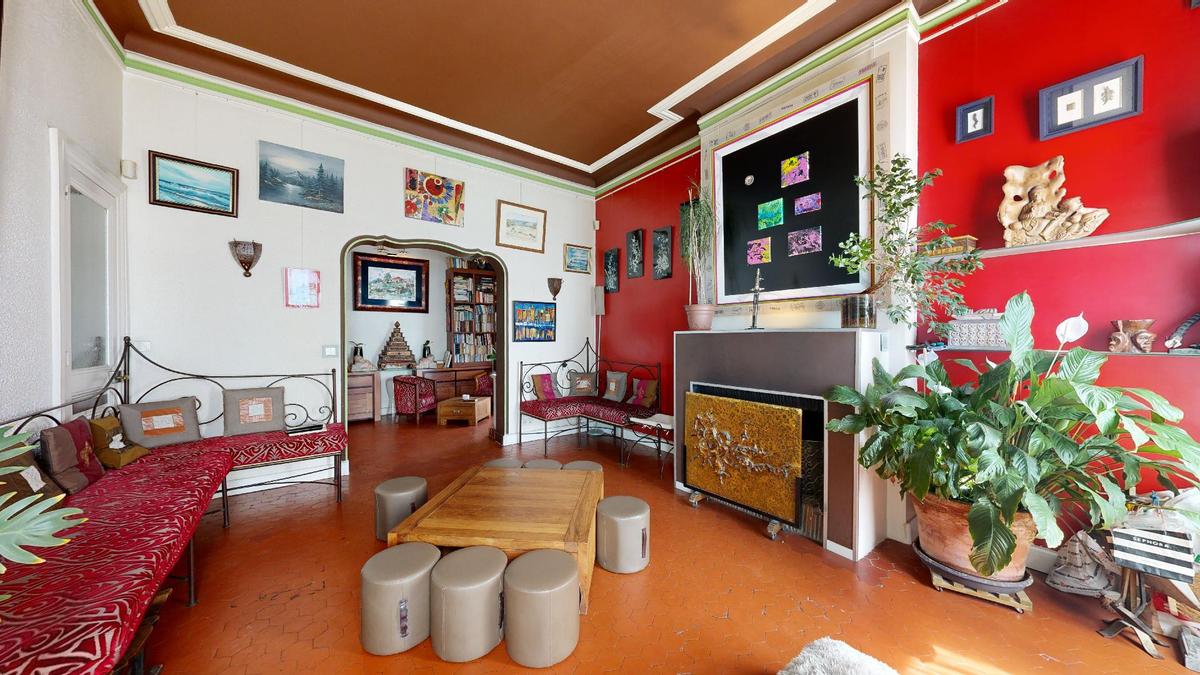 APARTMENT (2 lots combined) IN BOURGEOIS BUILDING...