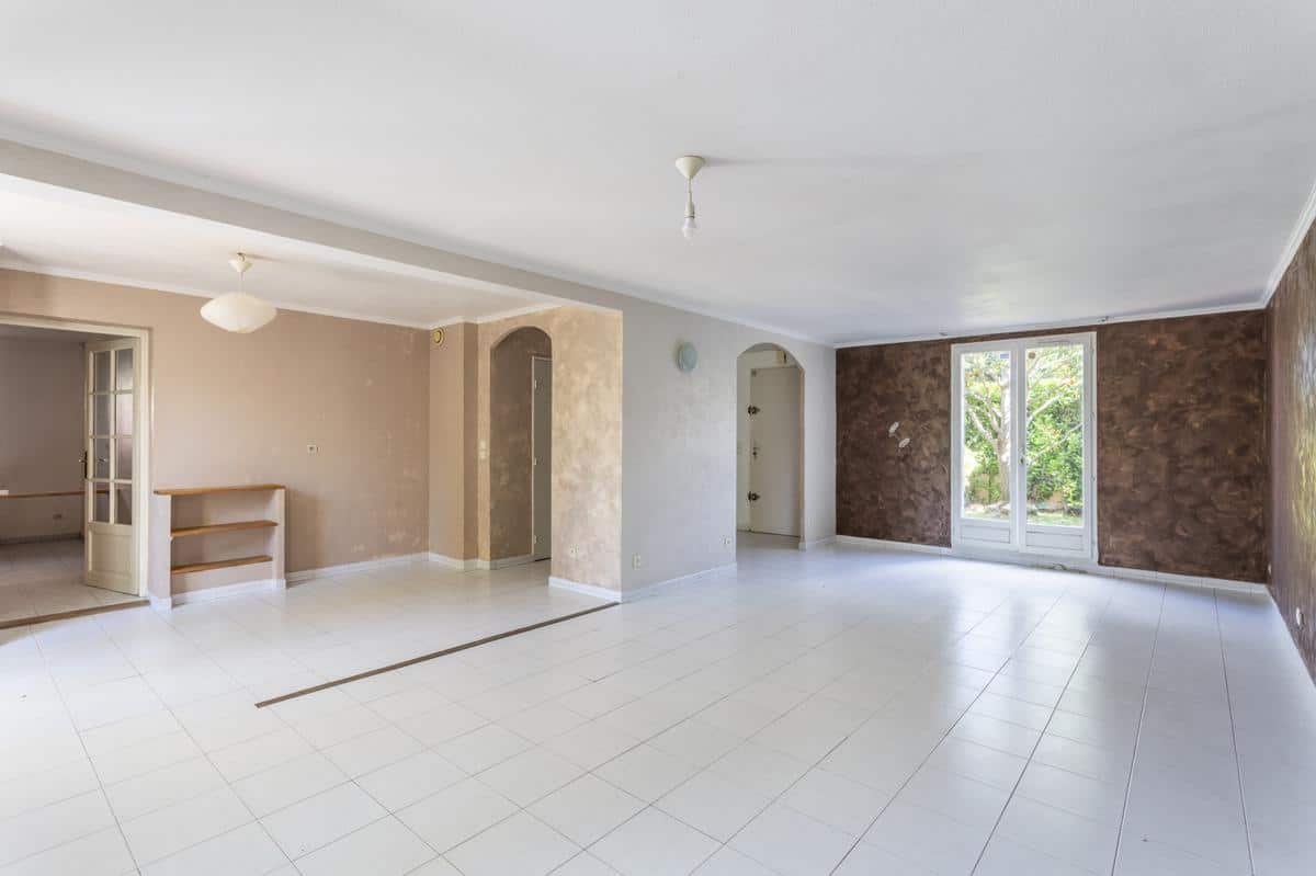 Rare Simiane Collongue villa with terrace and garden