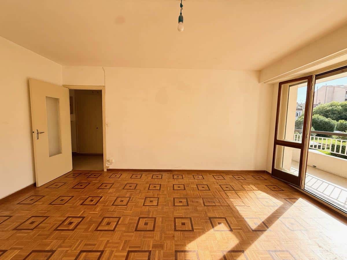 Type 1 de 38 m2 avec terrasse Marseille 5ème