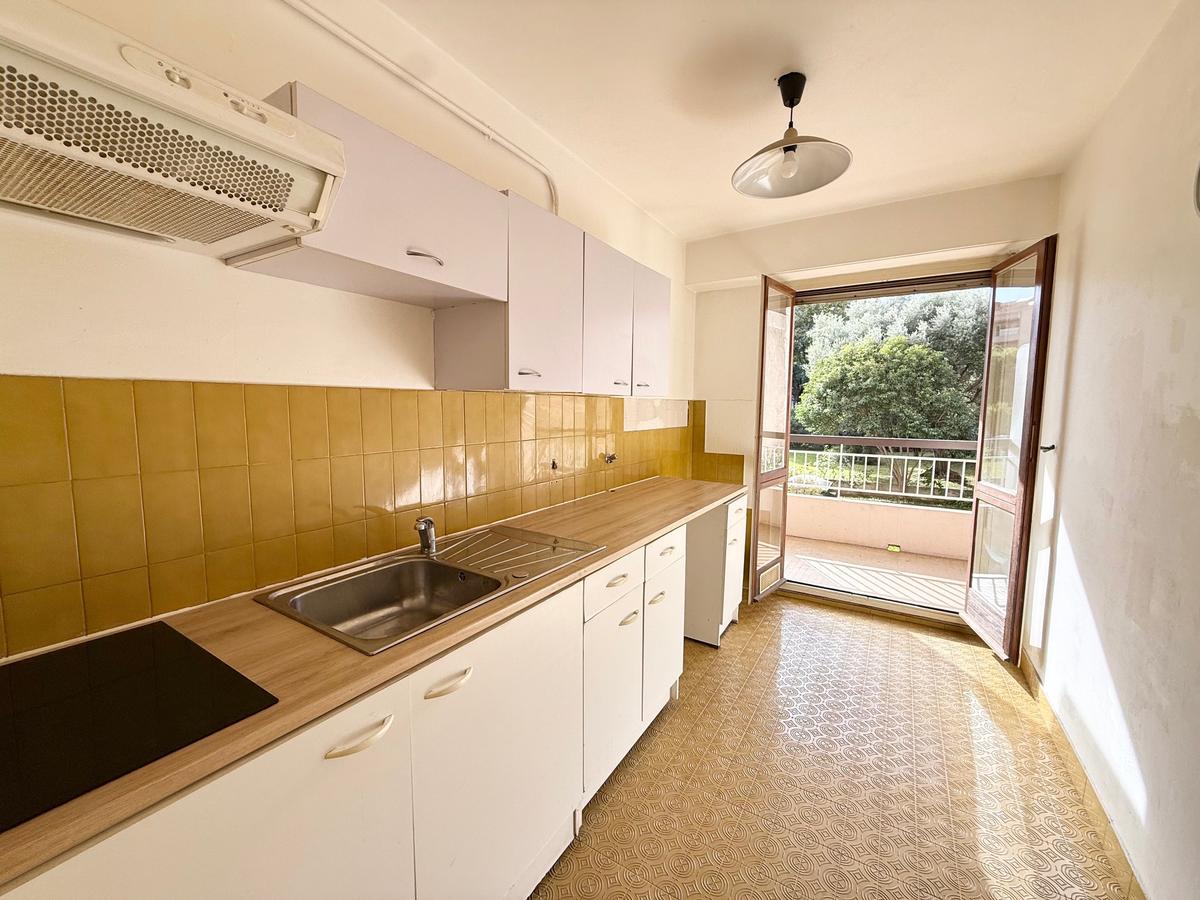 Type 1 de 38 m2 avec terrasse Marseille 5ème