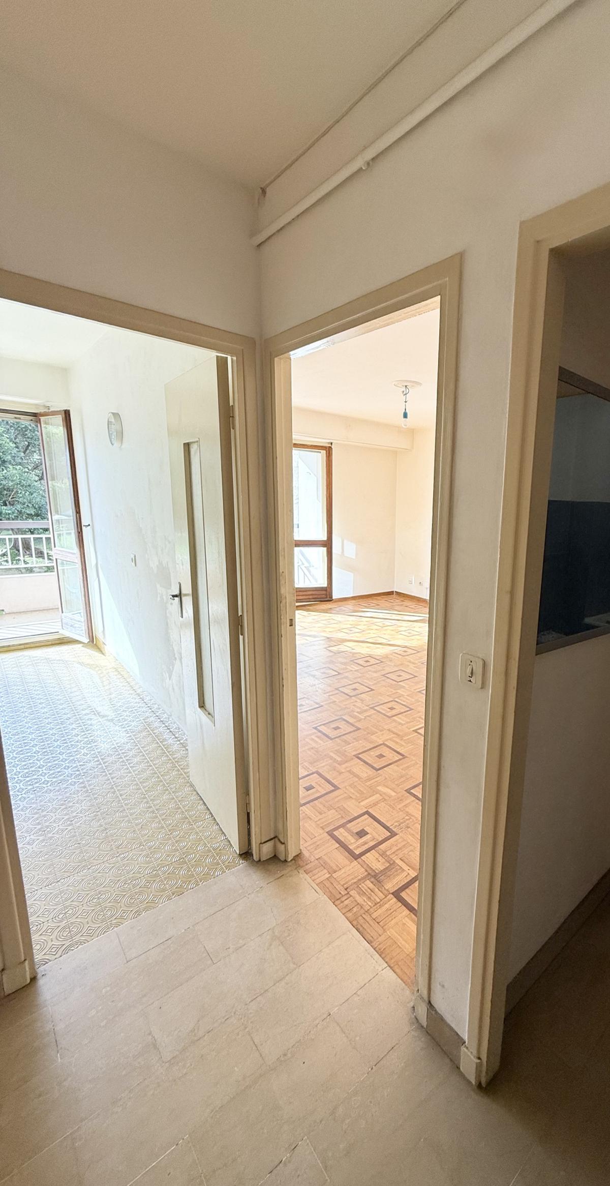 Type 1 de 38 m2 avec terrasse Marseille 5ème