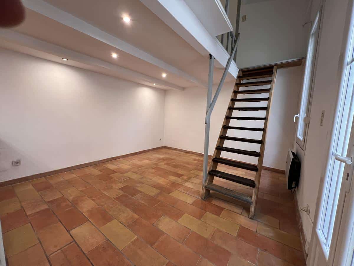 Type Maisonette at the back of the courtyard Marseille 13008