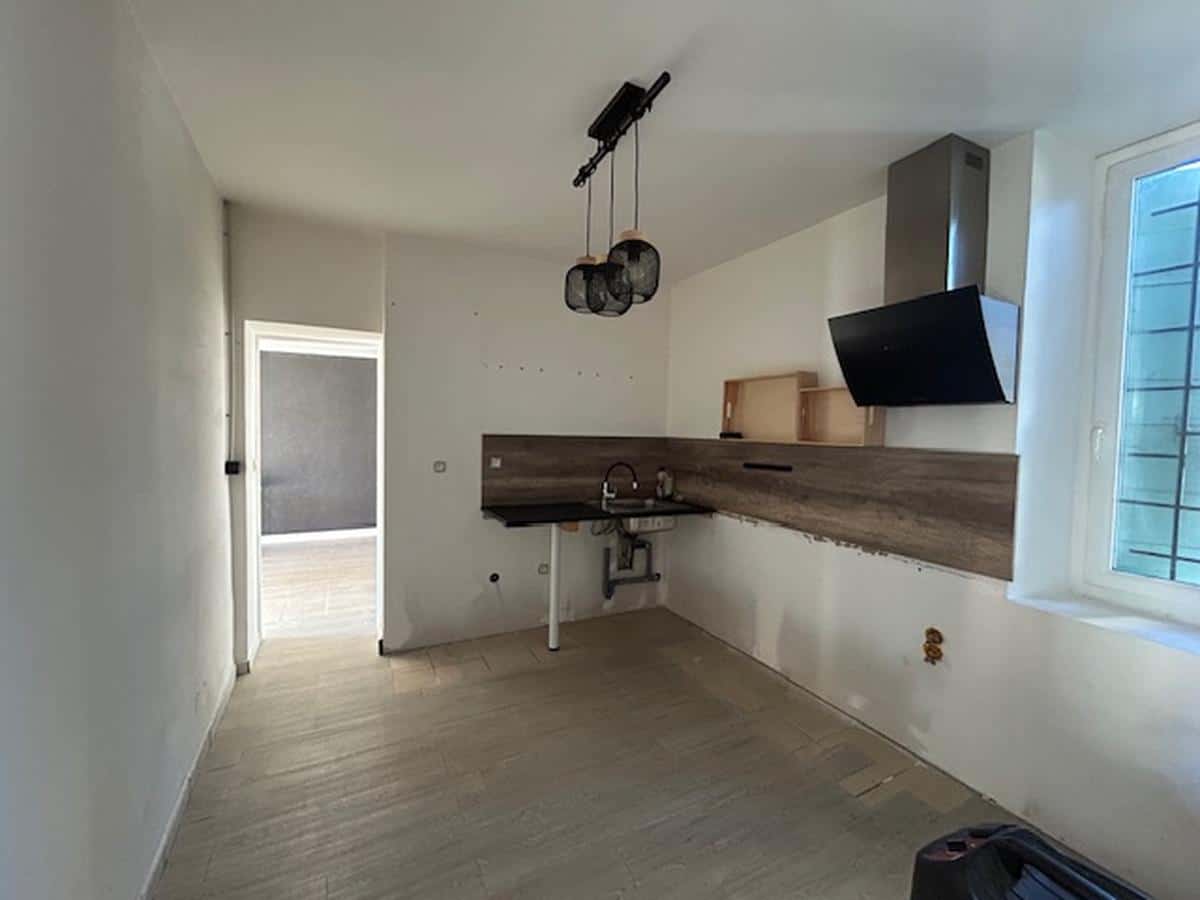 SALON – A LOUER – BUREAUX DANS UNE MAISON