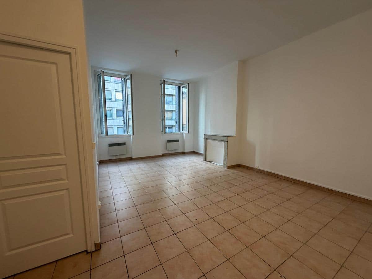 TYPE 1 – NEAR PALAIS LONGCHAMP