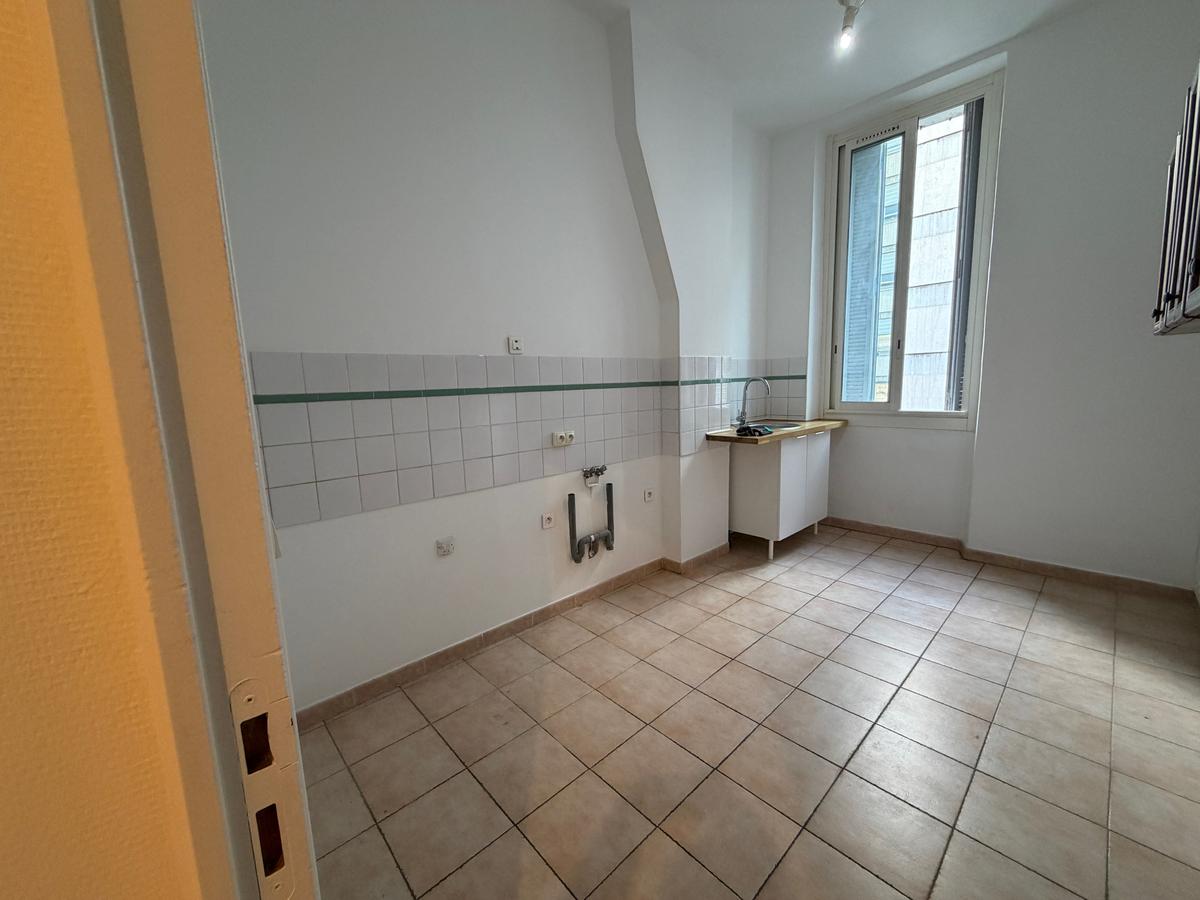 TYPE 1 – NEAR PALAIS LONGCHAMP