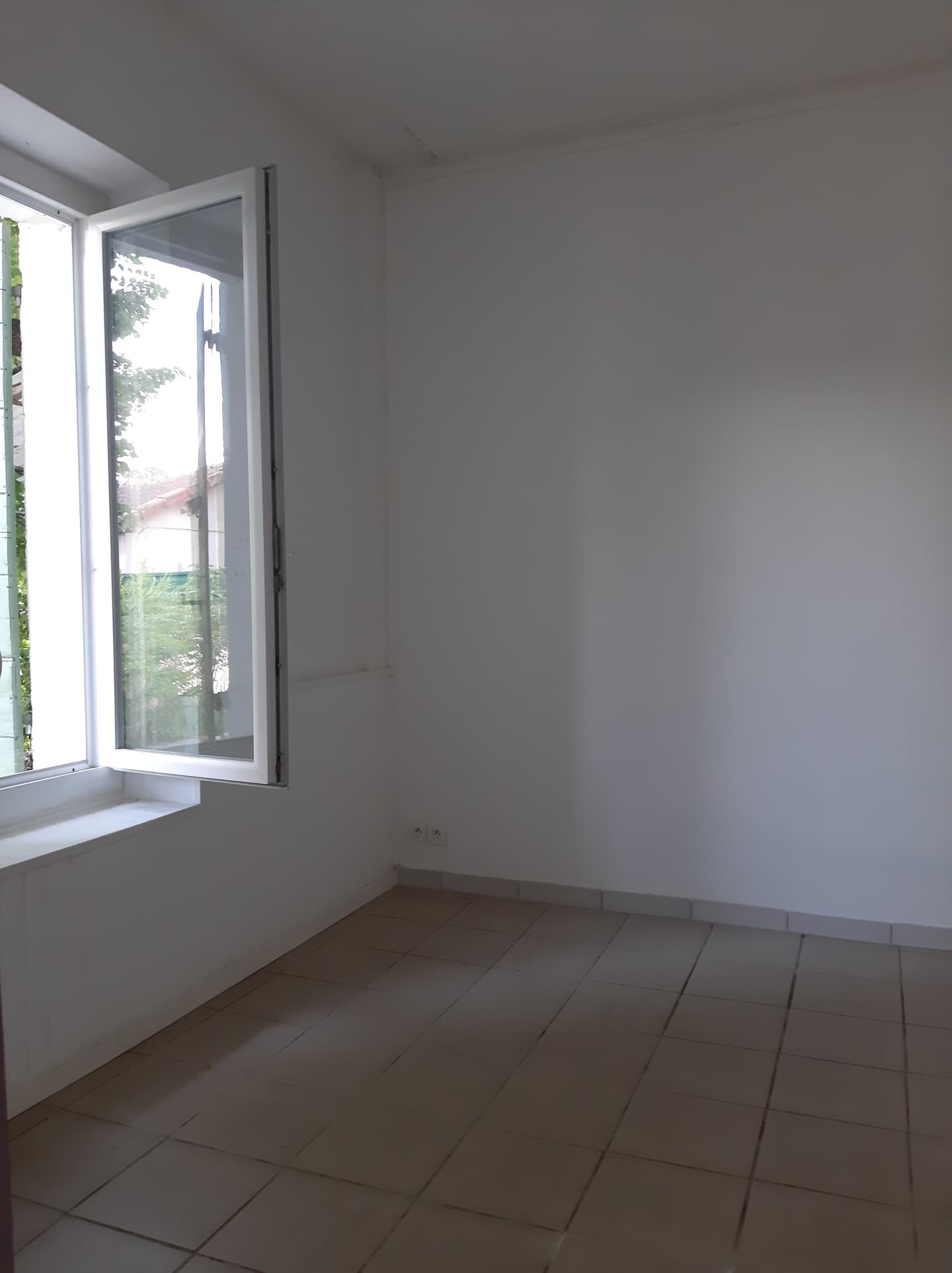 SALON – A LOUER – BUREAUX DANS UNE MAISON