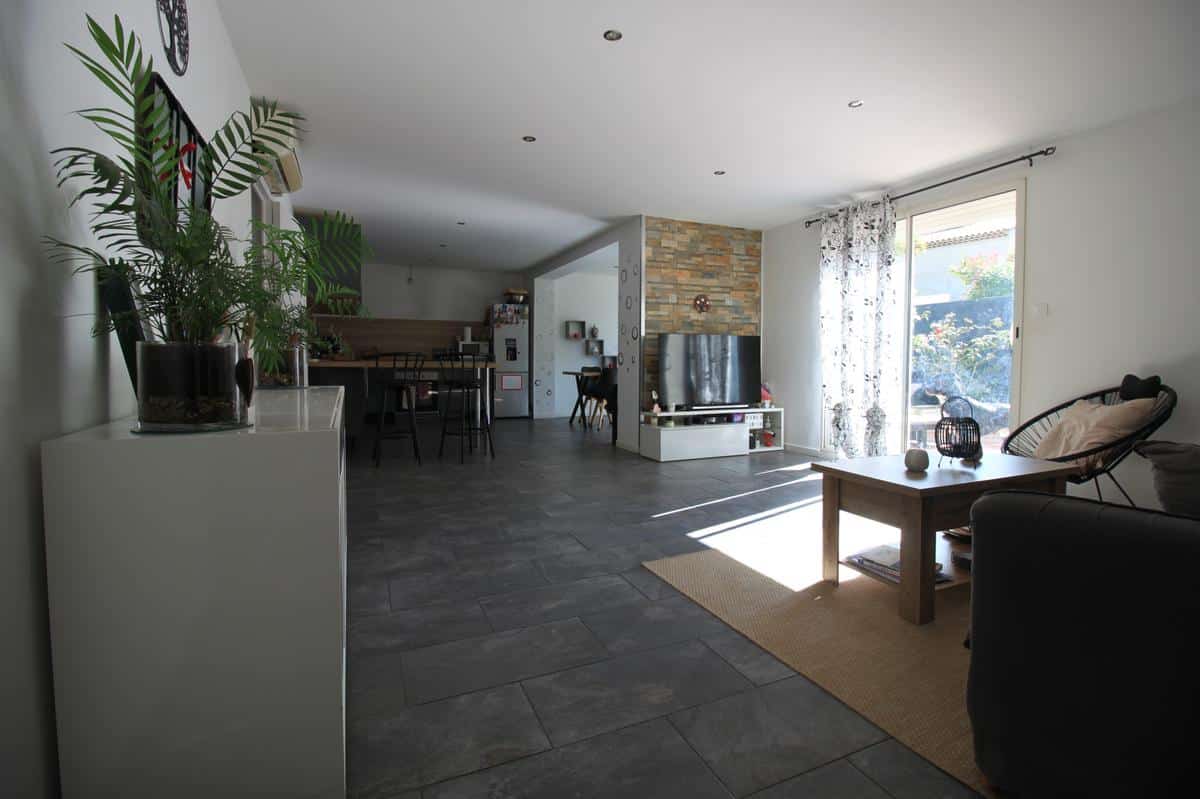 Bottom of Villa on the ground floor with private garden