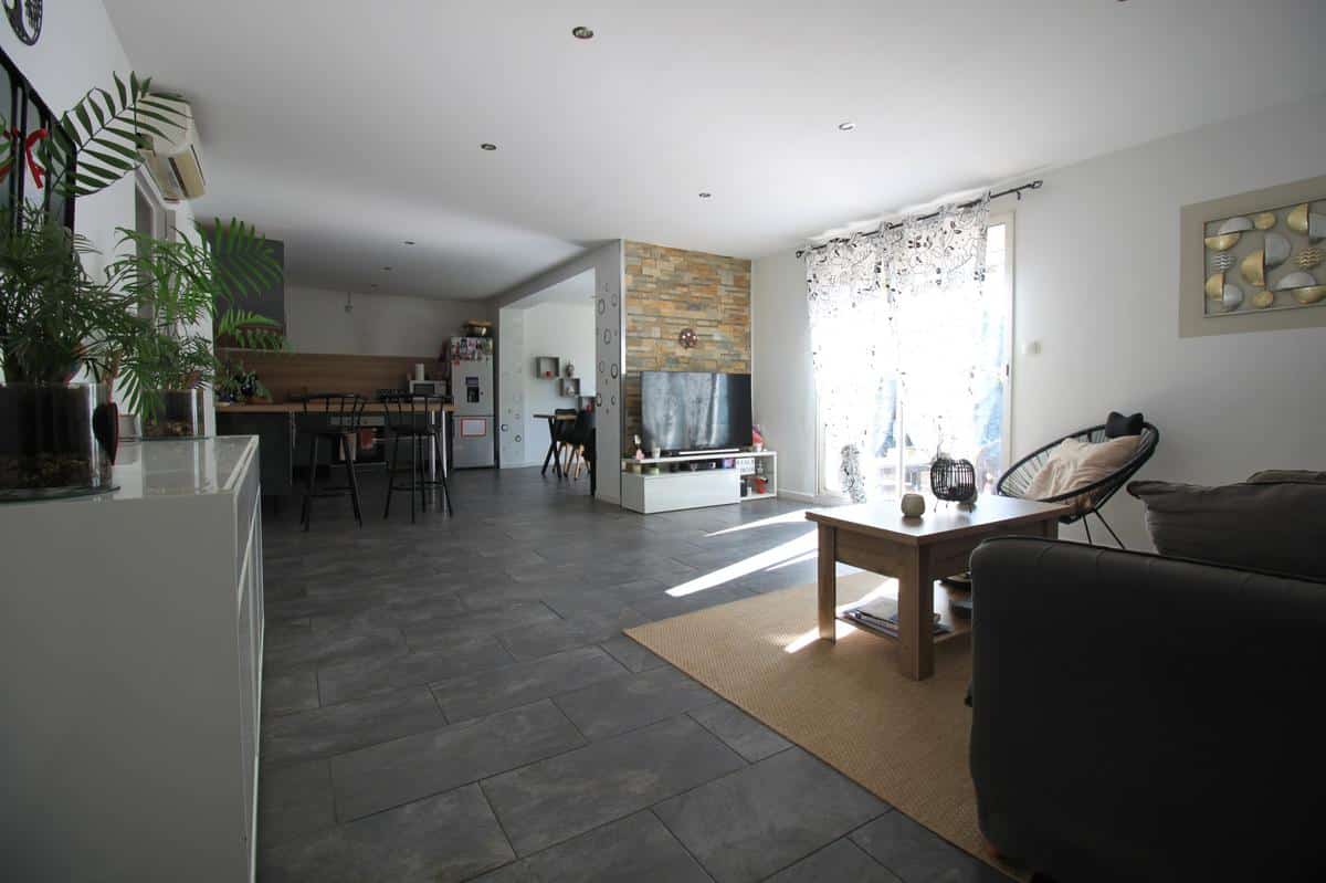 Bottom of Villa on the ground floor with private garden