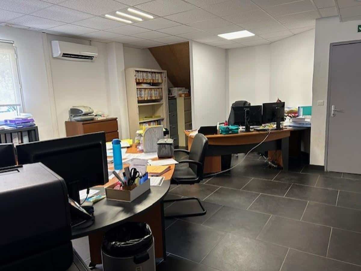 SALON DE PROVENCE - A louer bureaux de 200m2