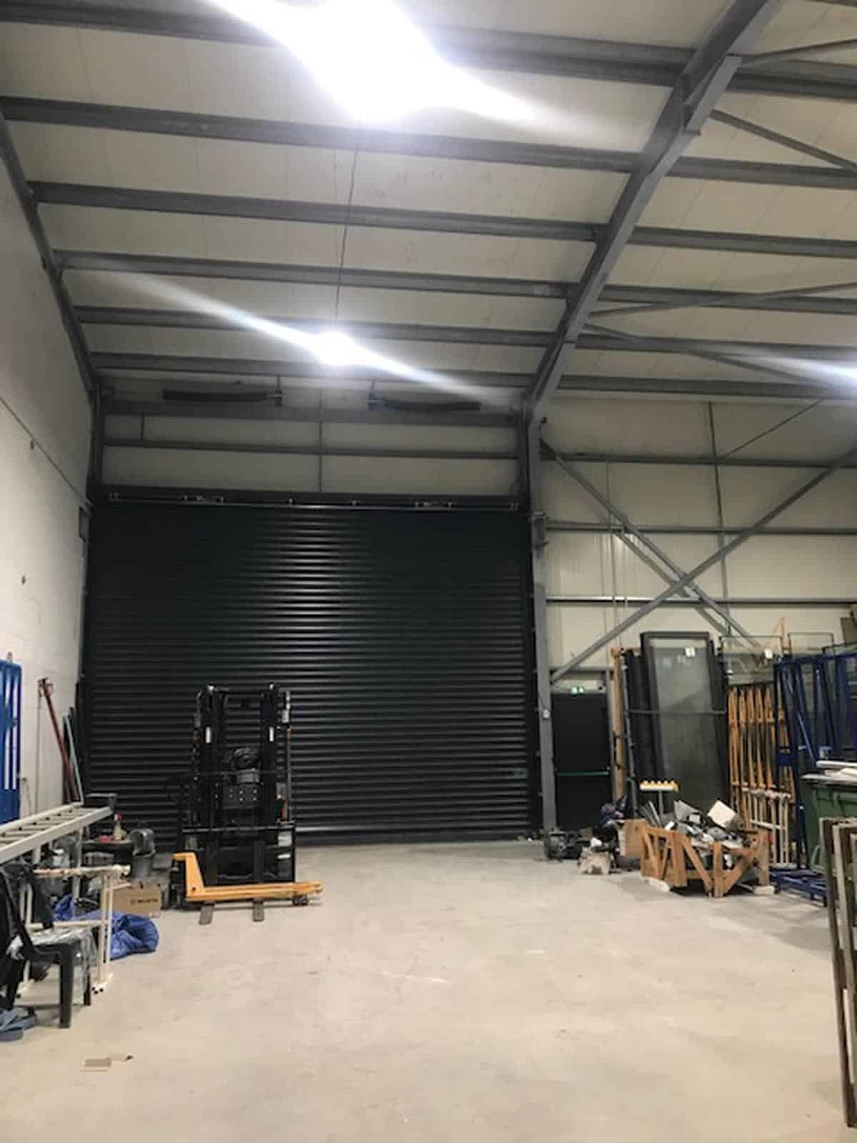 PELISSANNE - ENTREPOT DE 245 M2 A LOUER