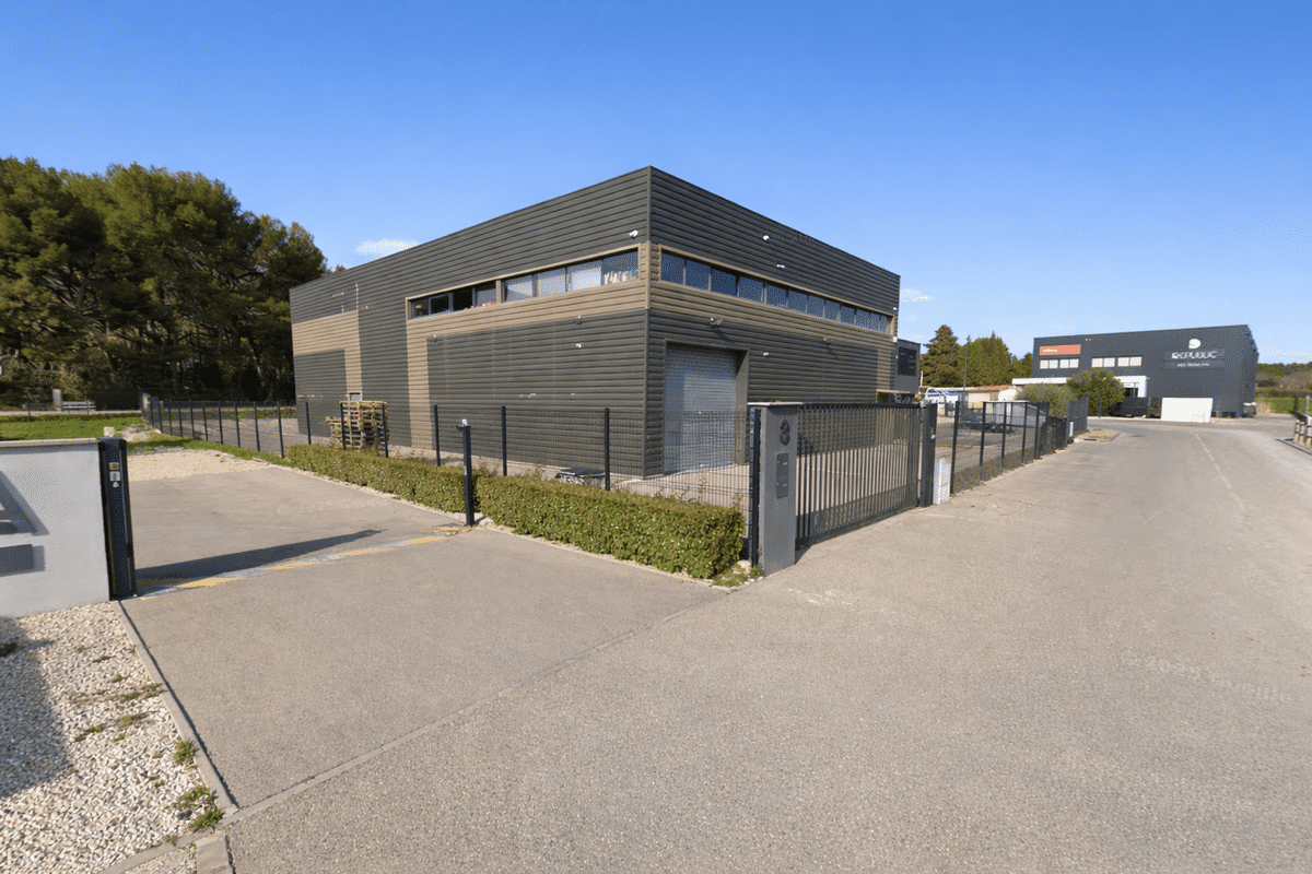 Local d'activité de 330m2 - Pelissanne