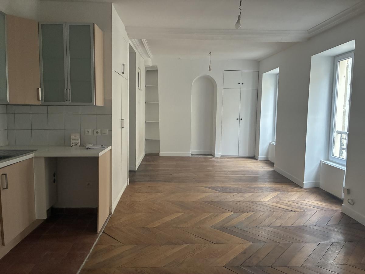 10th Jacques Bonsergent/ rue de Lancry: Large studio in Lou