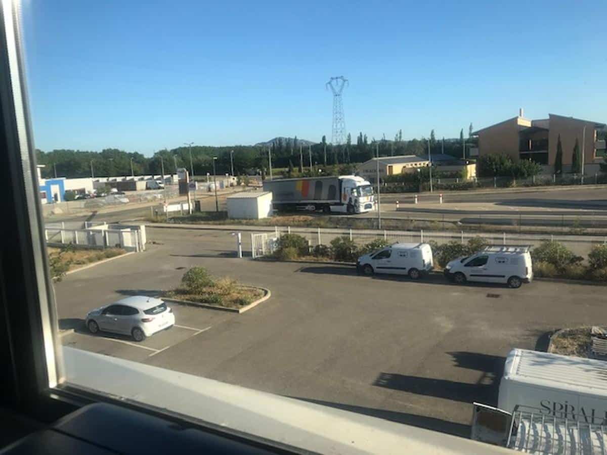 LOCAUX D’ACTIVITE A LOUR SALON DE PROVENCE