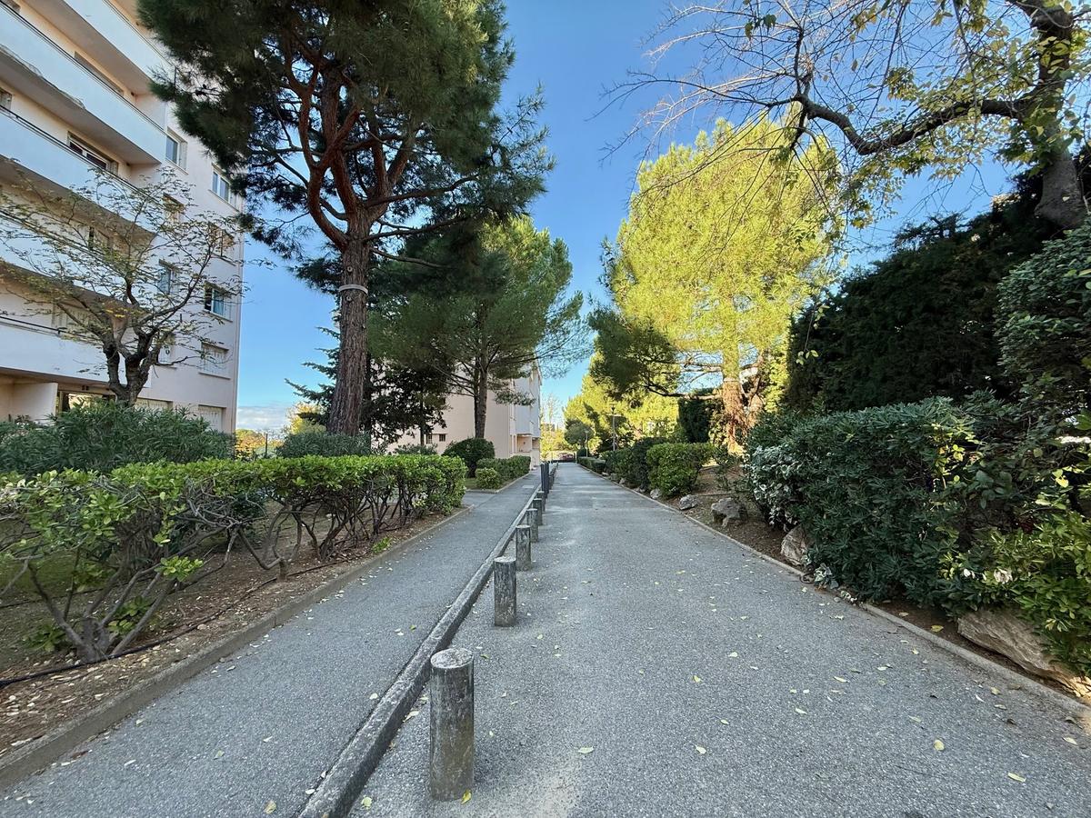 Type 3 de 70 m2 + balcon + cave  Marseile 9ème