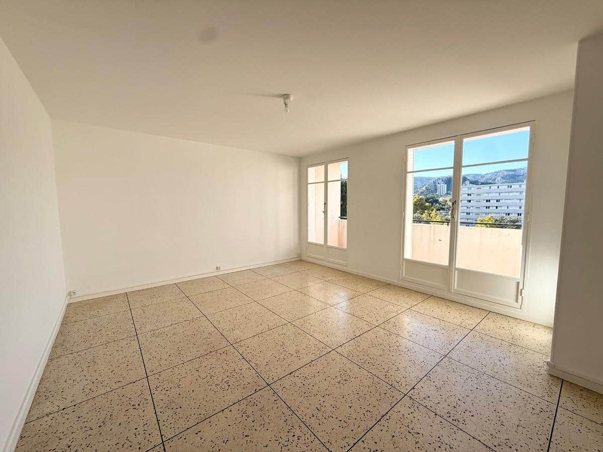 Type 3 de 70 m2 + balcon + cave  Marseile 9ème