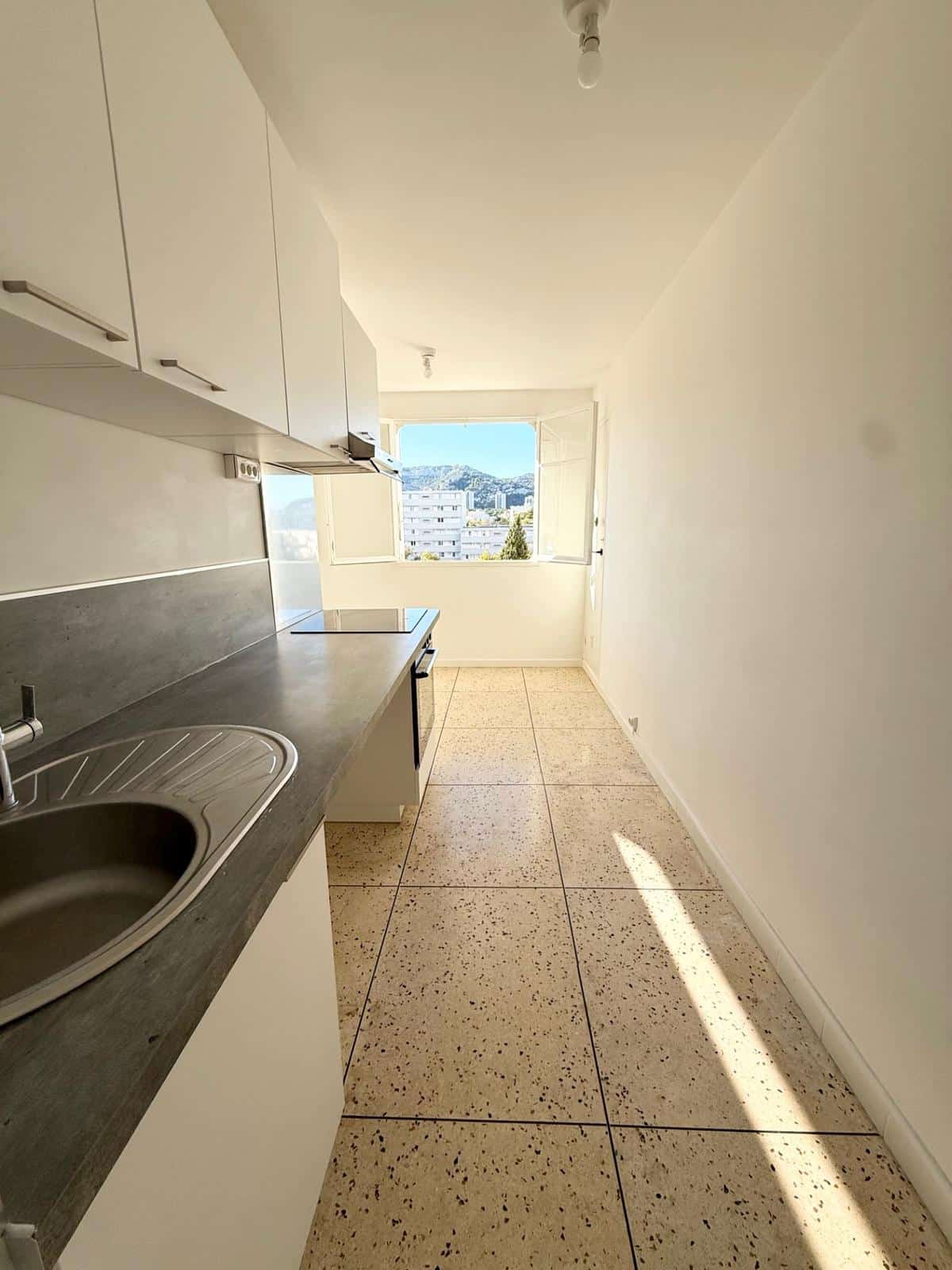 Type 3 de 70 m2 + balcon + cave  Marseile 9ème