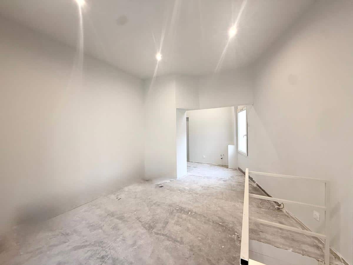 Local of 64 m2 Marseille 7th