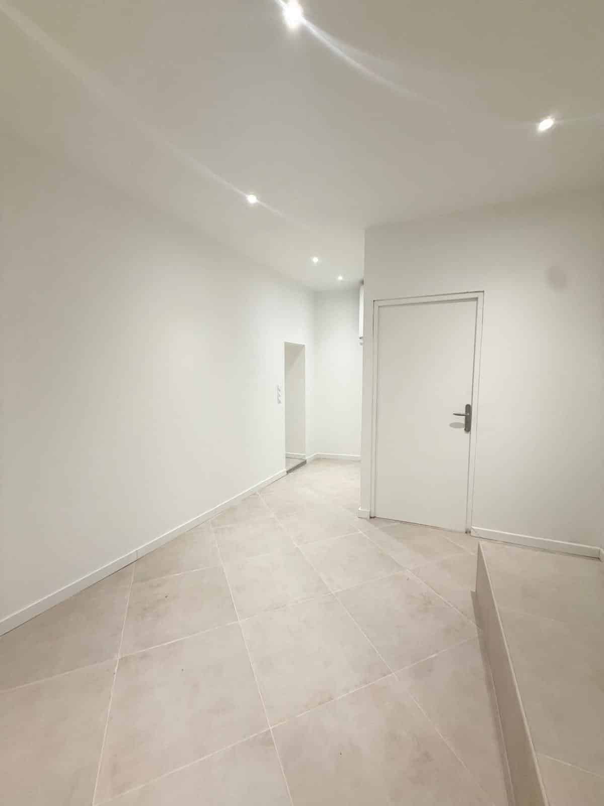 Local of 64 m2 Marseille 7th