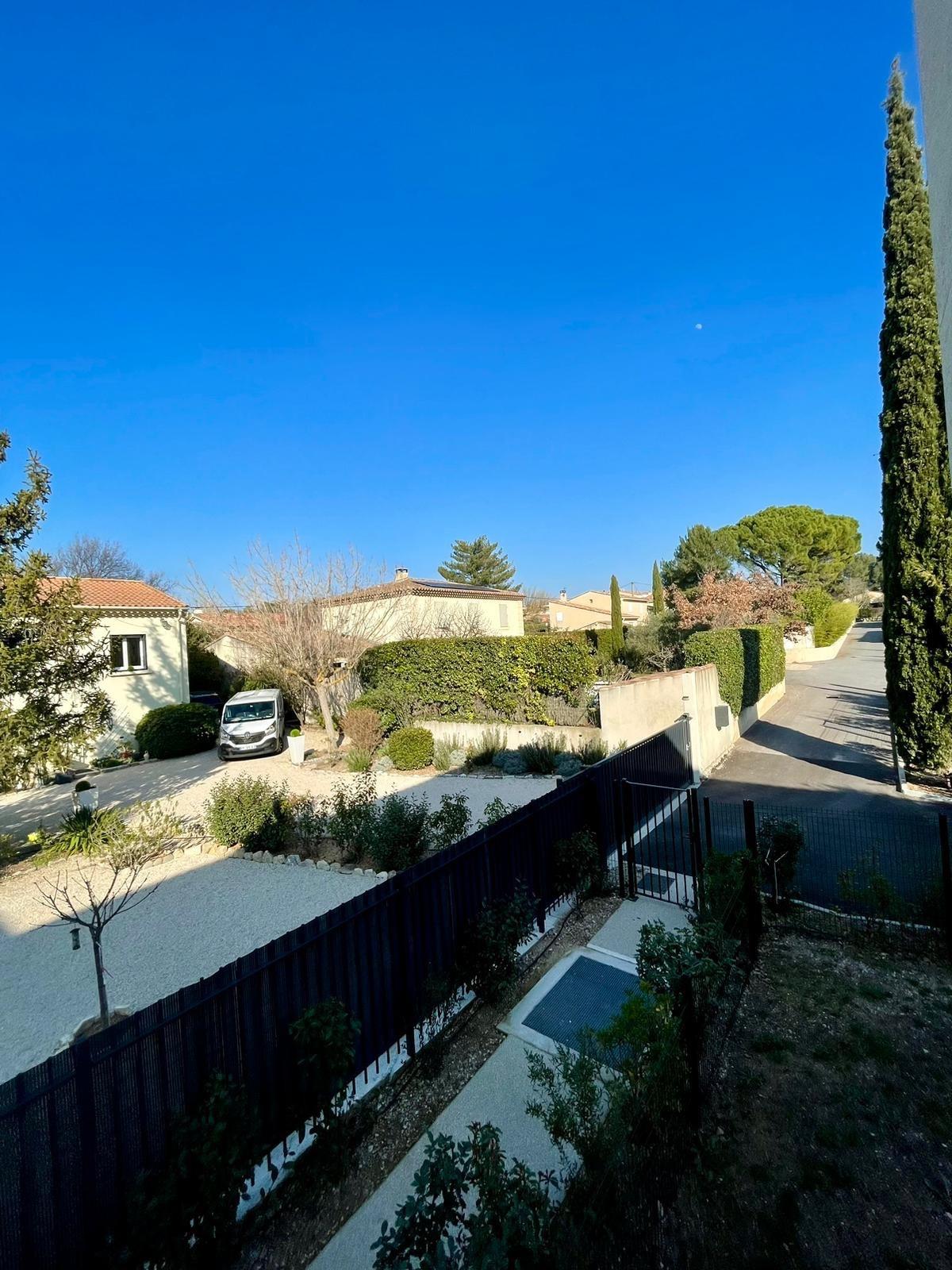 New furnished 2-bedroom apartment in the Les Ocres de Puyricard residence