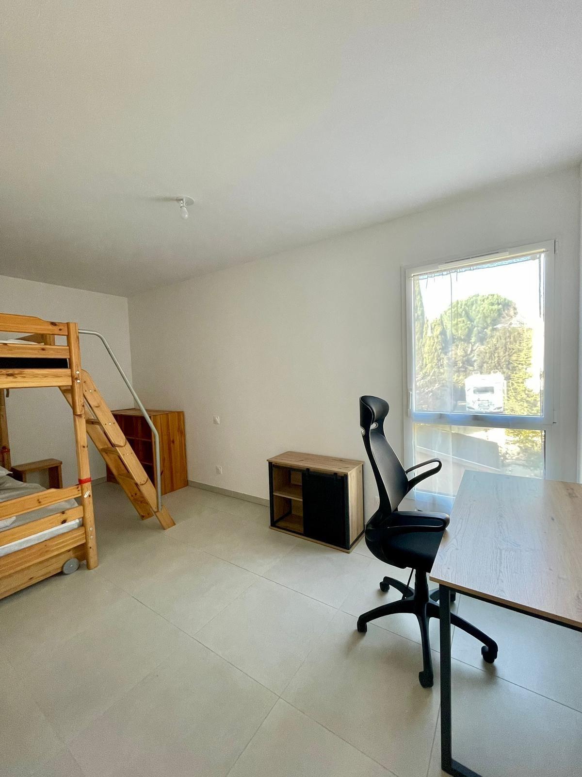 New furnished 2-bedroom apartment in the Les Ocres de Puyricard residence