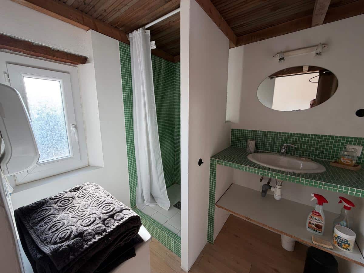 FURNISHED STUDIO – MAZARGUES VILLAGE