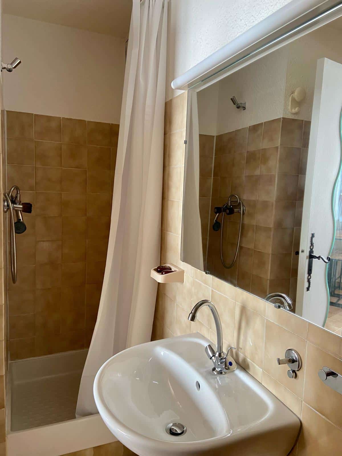 Quiet furnished studio with mezzanine – rue des Gondreaux