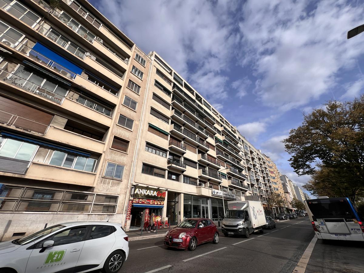 T4/5 DUPLEX WITH BALCONY AND ROOFTOP – ROND POINT DU PRADO – 1