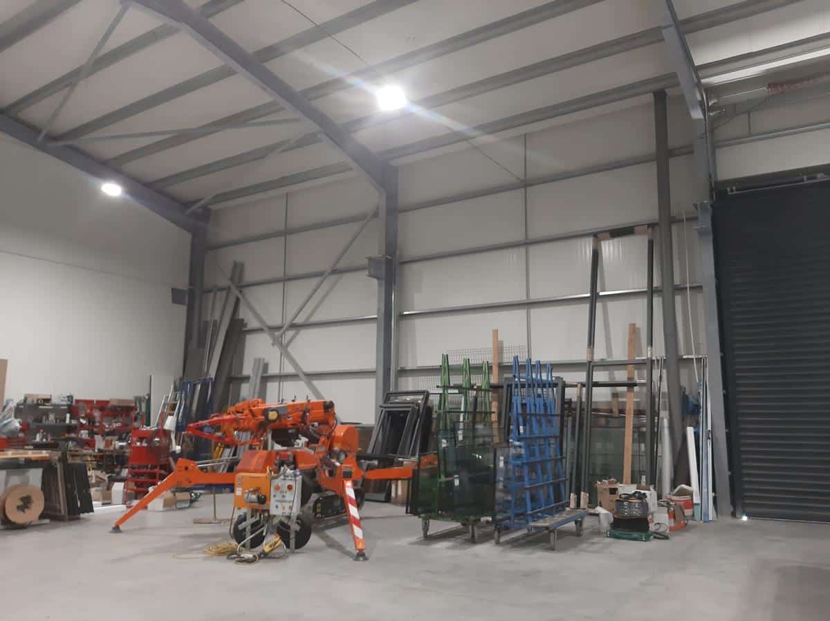 PELISSANNE – WAREHOUSE OF 245 M2 FOR RENT