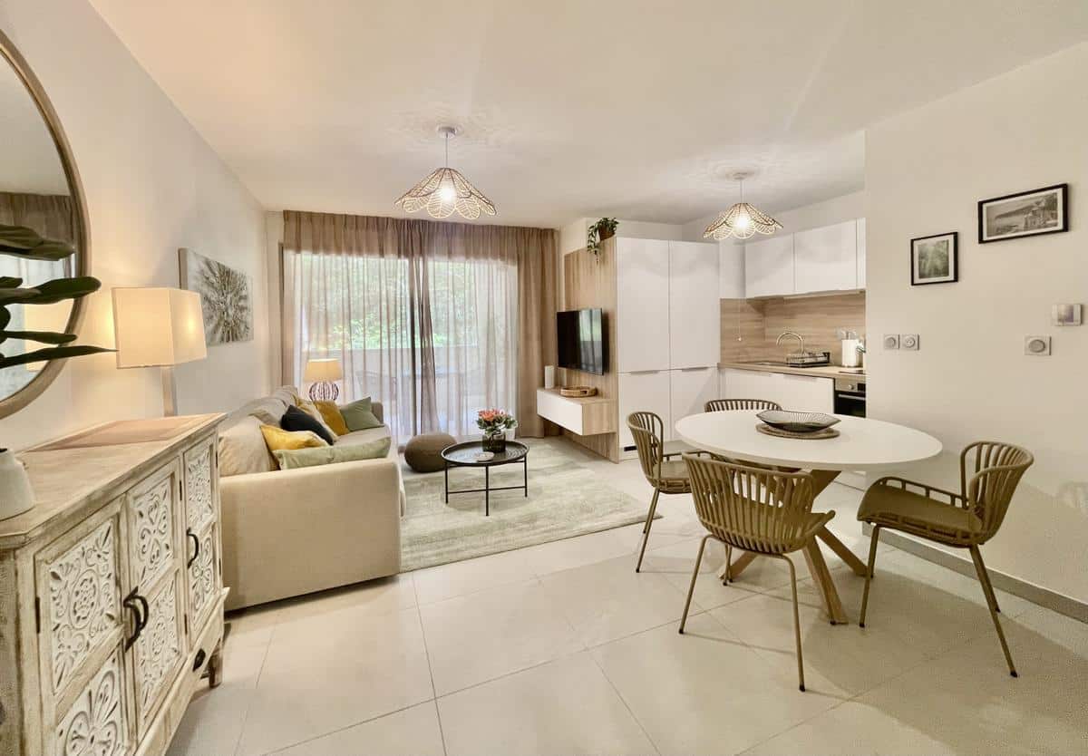 New, air-conditioned, and furnished 2-room apartment – With parking – Close to the town center