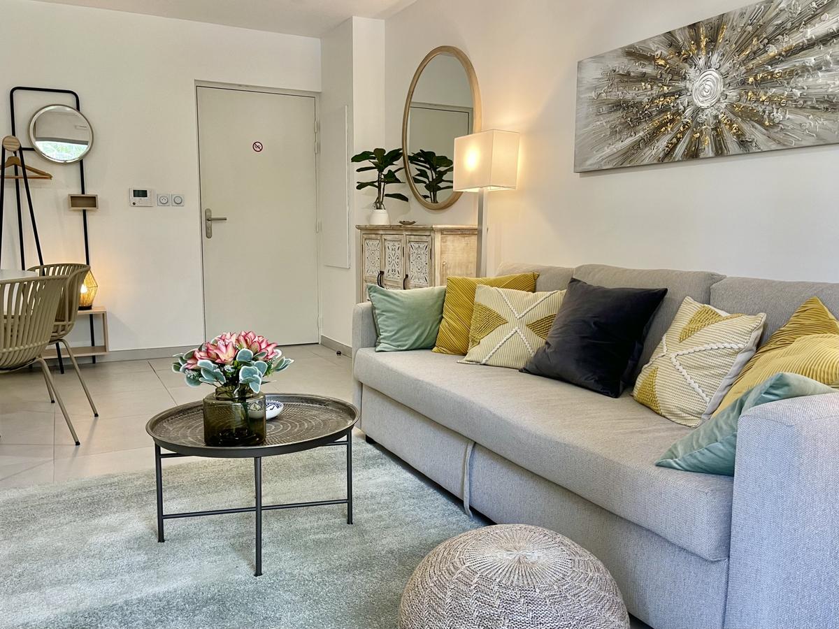 New, air-conditioned, and furnished 2-room apartment – With parking – Close to the town center